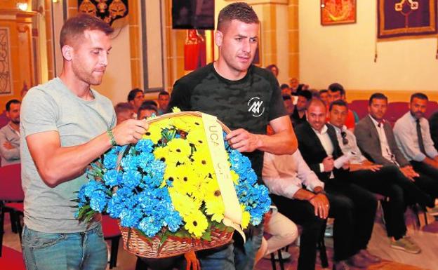 Góngora y Fran Pérez, capitanes del UCAM, en la ofrenda floral a la Virgen Peregrina de Fátima. /lv