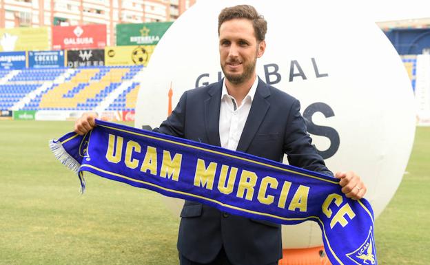 Lluís Planagumà, posando con una bufanda del UCAM.