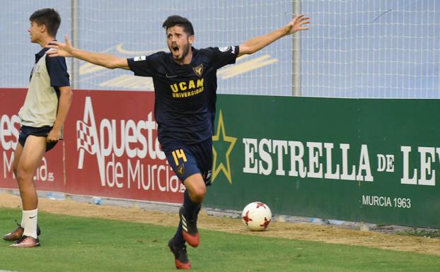Isi Ros celebra el tanto de la victoria ante Las Palmas At.
