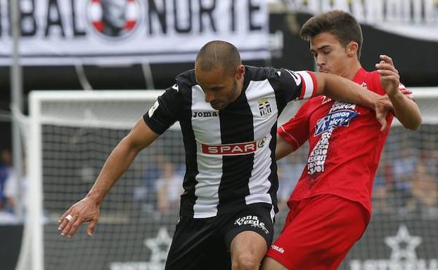 Jony, con el Alcoyano, peleando un balón con Ceballos del Cartagena.