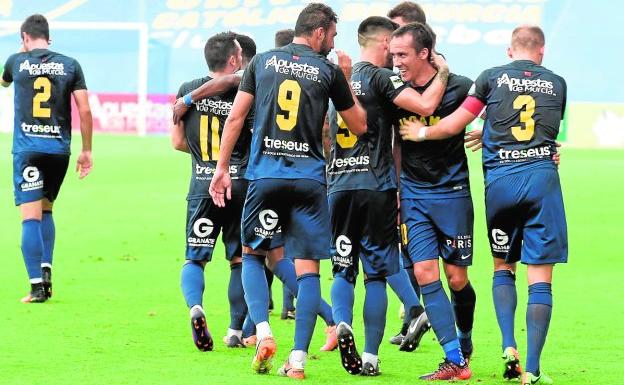 Los jugadores del UCAM celebran el gol de David López ante Las Palmas.