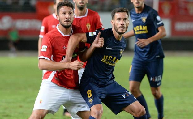 Jony Ñíguez pugna con Juanra en el Real Murcia-UCAM./Vicente Vicéns / AGM