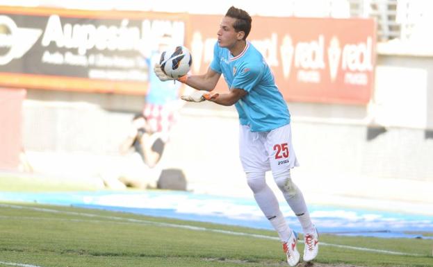 Javi Jiménez en el último partido que disputó con el Real Murcia en la temporada 2012/2013./GUILLERMO CARRIÓN / AGM