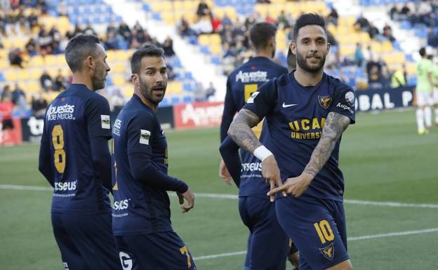 Marc Fernández celebra el primer gol del partido con sus compañeros./Edu Botella / AGM