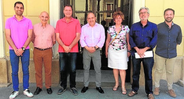 El alcalde (c), con los representantes de todos los grupos.