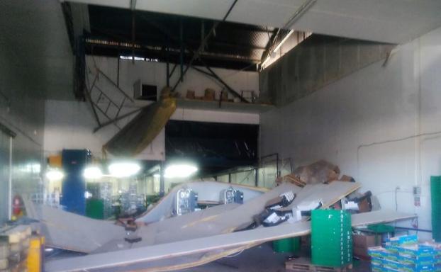 Imagen del techo de la nave colapsado.