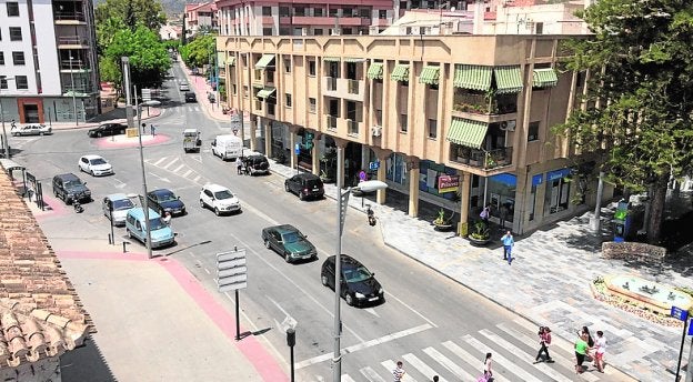 Vehículos circulando por el centro urbano de Alhama./P. Espadas