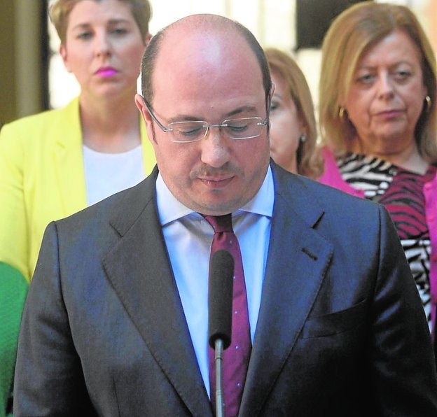 Pedro Antonio Sánchez, el 4 de abril pasado, anuncia su dimisión como presidente de la Comunidad./Nacho García / AGM
