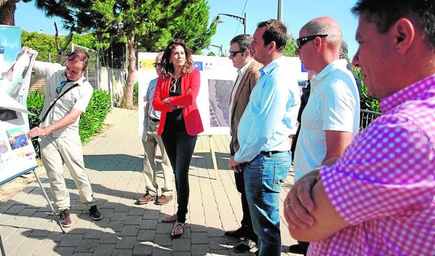 La alcaldesa observa con los técnicos el plan de actuación.