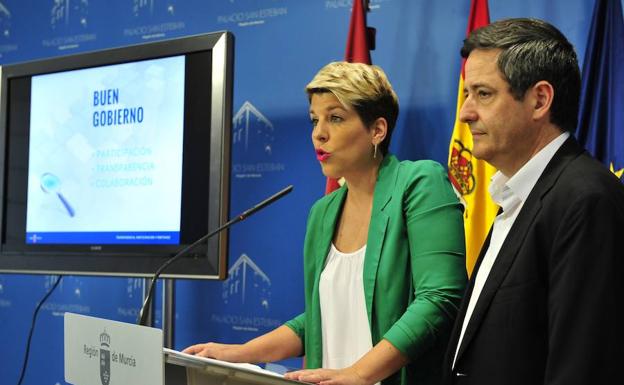 Noelia Arroyo y Enrique Ujaldón durante la presentación de la campaña de Buen Gobierno. /Vicente Vicéns / AGM