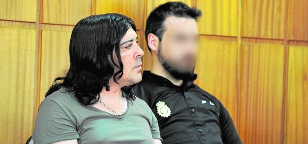 Juan O., 'El Repetío', con una larga cabellera, en el transcurso del juicio, ayer, ante la Audiencia Provincial de Murcia. / Vicente Vicéns / AGM