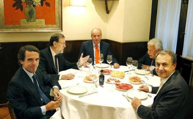 Los expresidentes del Gobierno, junto al Rey Juan Carlos y el jefe del Ejecutivo Mariano Rajoy./abc