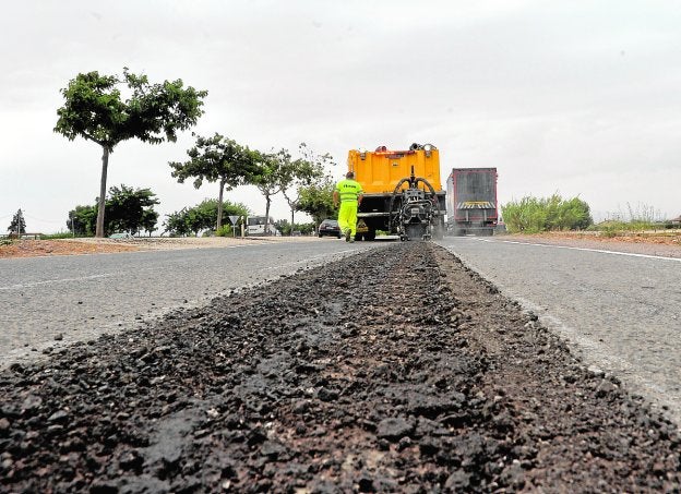 'Huella sonora' longitudinal fresada que se perforó ayer en la carretera hacia Águilas.