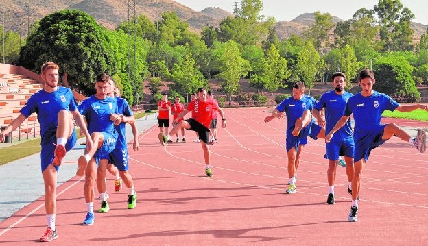 Jaume Valens, a la izquierda, en el entrenamiento que llevó a cabo ayer el Lorca FC en la Torrecilla.