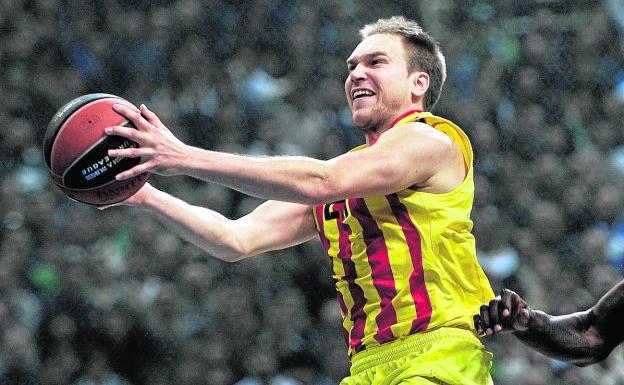 Brad Oleson entra a canasta en un partido con el Barça./AFP