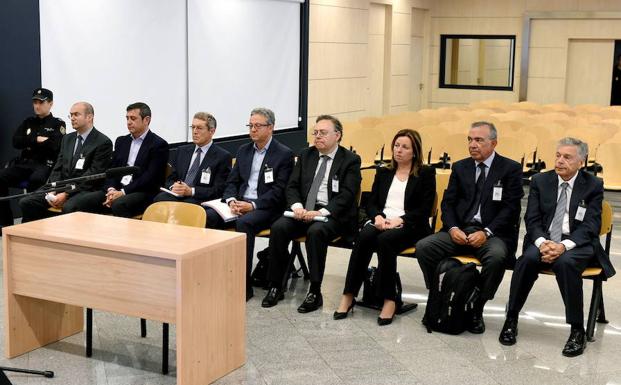 Los ocho acusados, durante el juicio.