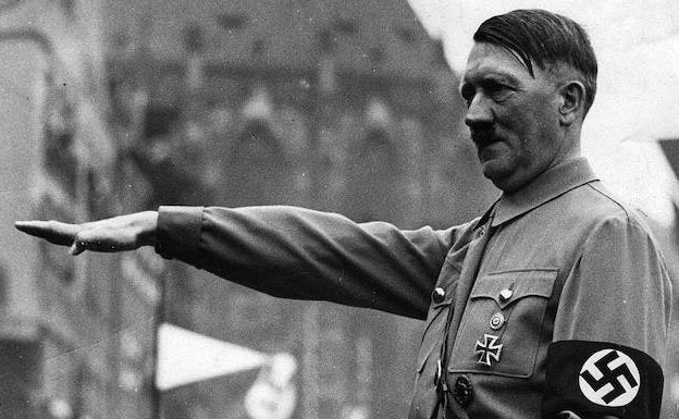 Adolf Hitler saludando a las tropas alemanas durante un desfile militar.