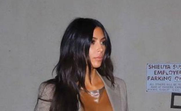 Kim Kardashian lució transparencias sin ropa interior./