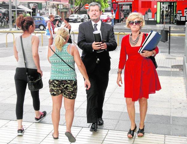 Juan Madrigal de Torres e Inmaculada Ramírez Santigosa, ayer, llegando a los juzgados de Cartagena.