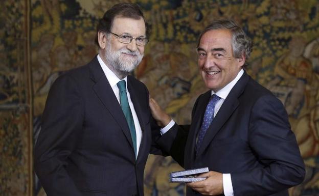 El rpesidente de la CEOE, Juan Rosell, recoge la Medalla de Oro al Mérito en el Trabajo.