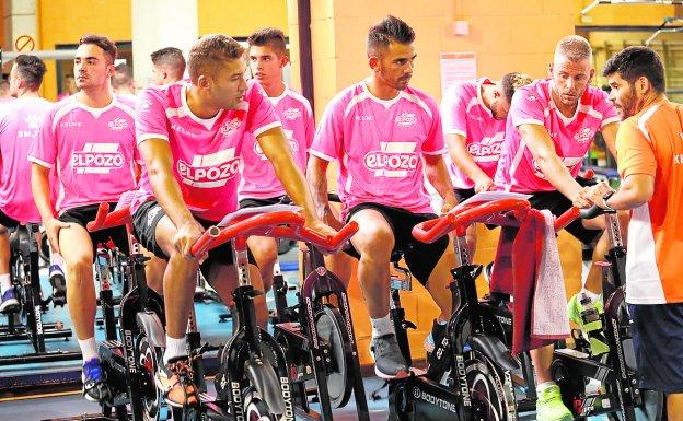 Los jugadores de ElPozo, ayer, en el gimnasio.