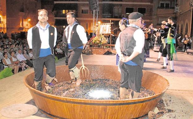 Cientos de vecinos asistieron anoche al proceso de elaboración del primer mosto del año en Jumilla.