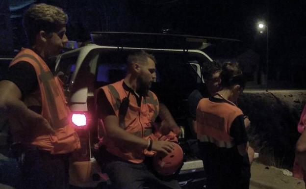 Agentes de Protección Civil atienden a uno de los senderistas perdidos en la Sierra de las Moreras, en Mazarrón.