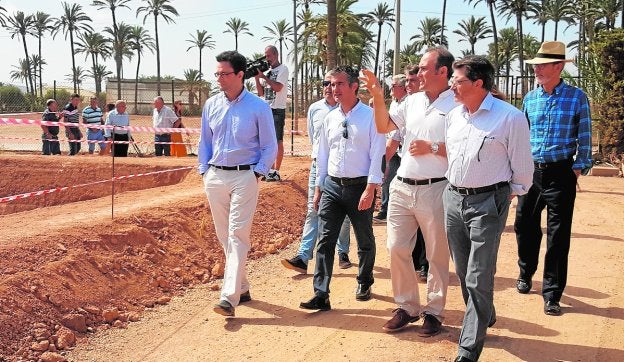 Francisco Jódar, segundo por la derecha, ayer en Cartagena en la finca experimental de la UPCT.