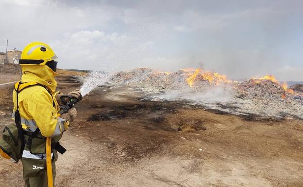 Un bombero, durante las tareas de extinción.