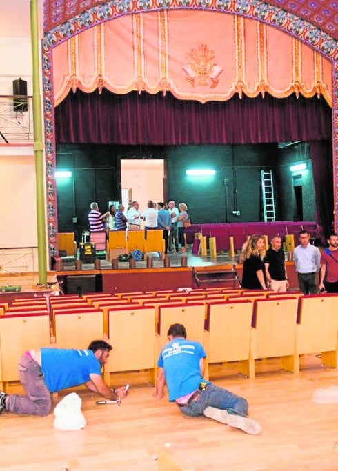 Dos operarios, colocando butacas ayer en el Teatro Apolo.