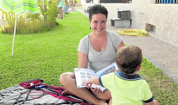 Pepa López juega con su hijo Rodrigo.