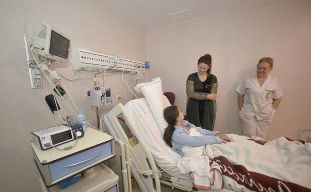 Una paciente en la unidad pediátrica de la Arrixaca