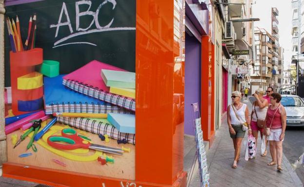 Una tienda de Murcia, preparada para la vuelta al cole.