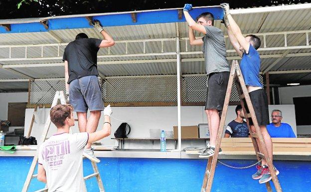 Jóvenes trabajando en el montaje de los huertos.