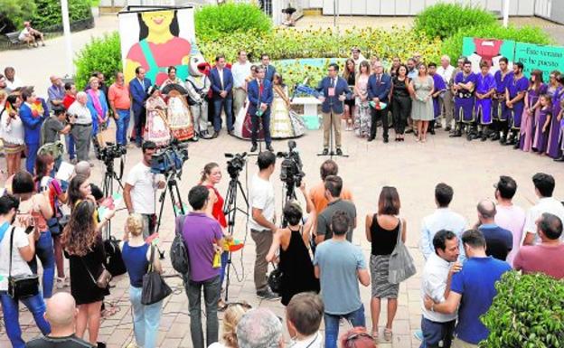 El alcalde Ballesta, en el centro, ayer, rodeado por grupos festeros y medios de comunicación.