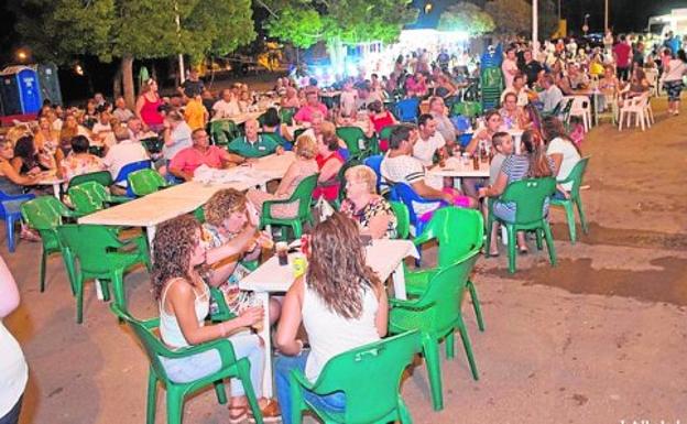Vecinos, de fiesta el viernes por la noche en El Llano del Beal.