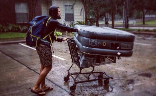 Juan Francisco, con la compra que pudo hacer durante la reapertura limitada de las tiendas.