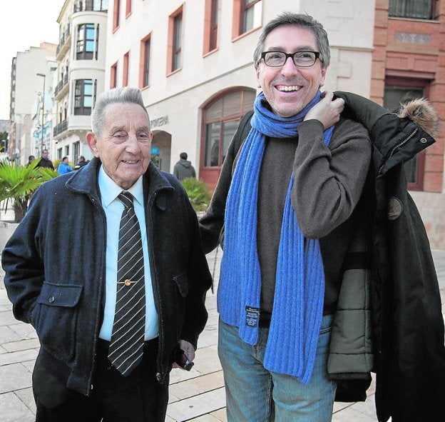 Juan Carrión, en Cartagena, con el cineasta David Trueba./José María Rodríguez / AGM