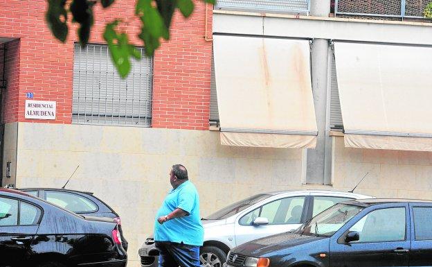 Reguero de sangre que aún se podía observar ayer cayendo desde la casa de la víctima.