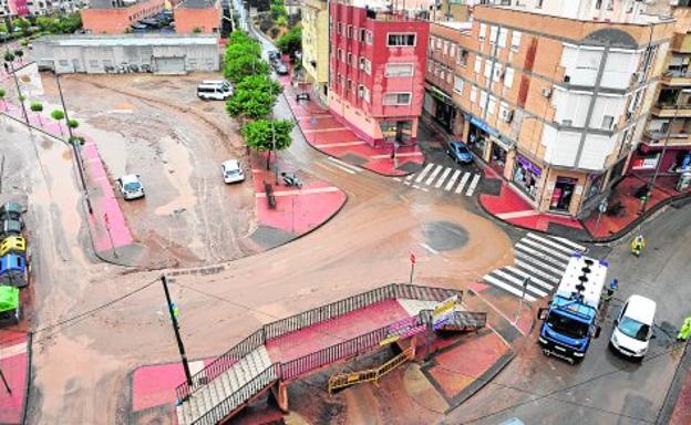 Los servicios de limpieza municipales, quitando el barro ayer en la rambla de Espinardo.