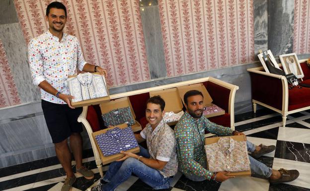 Jóvenes diseñadores mostrando sus prendas.