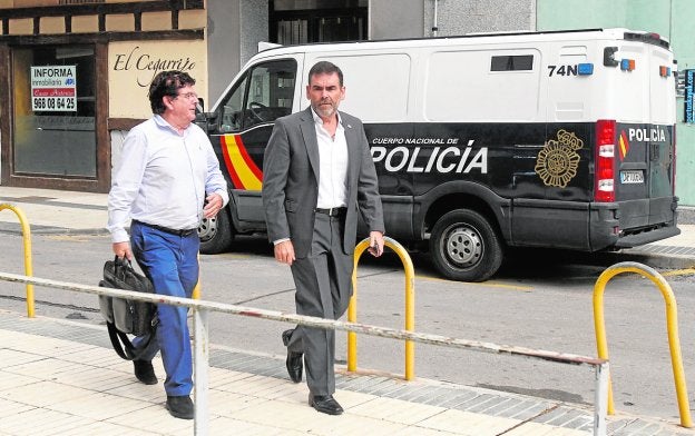 José López (derecha), con su abogado, Vicente Pérez Pardo, ayer camino del juzgado.