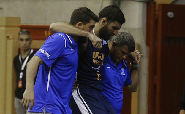Antelo se retira lesionado en el partido contra el Movistar.