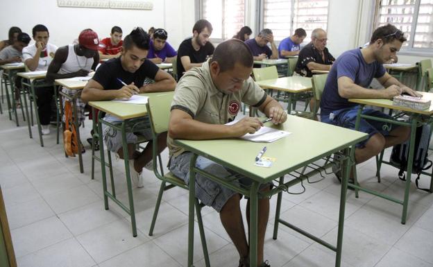 Examen en el Instituto Isaac Peral para alumnos adultos, aspirantes al título de ESO en 2011.