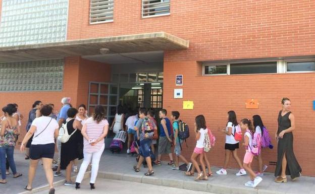 Alumnos del CEIP La Flota asisten a clase en el primer día del curso este martes.