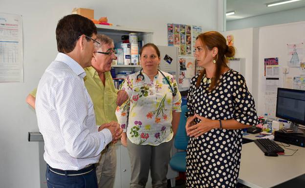 Manuel Villegas (izquierda) en el centro de salud de Archena.