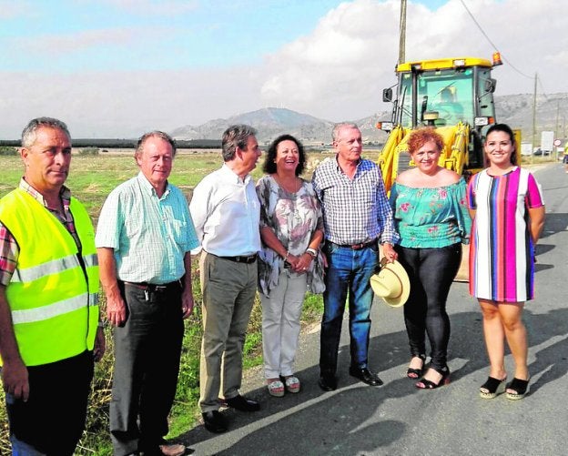 Yolanda Muñoz (c), en la visita a las obras de reparación.