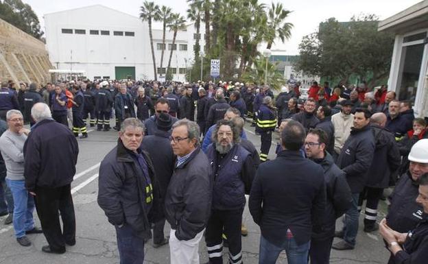 Trabajadores de Navantia, en la puerta de la empresa, en febrero.