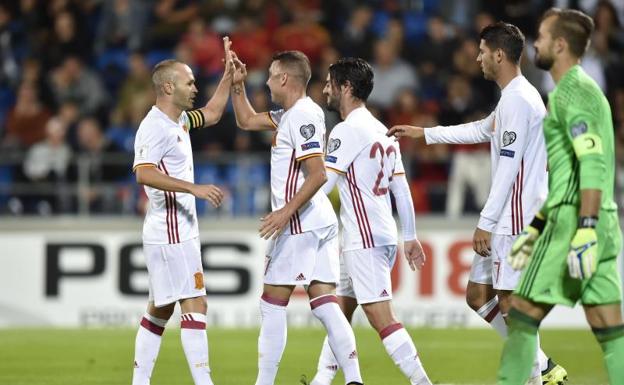 Los jugadores de la selección celebran uno de los goles ante Liechtenstein