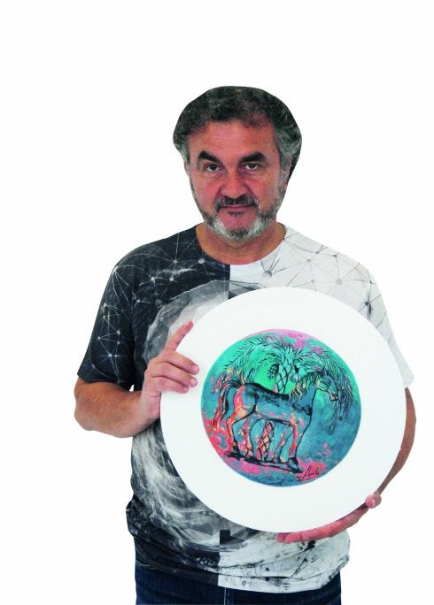 Javier Lorente, con una de las obras de la exposición.